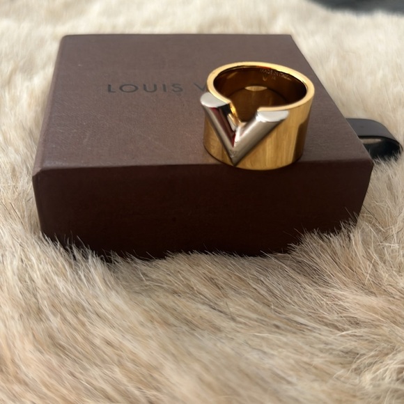 Louis Vuitton Bague Essential V Gold Tone / silver Ring - Picture 4 of 7